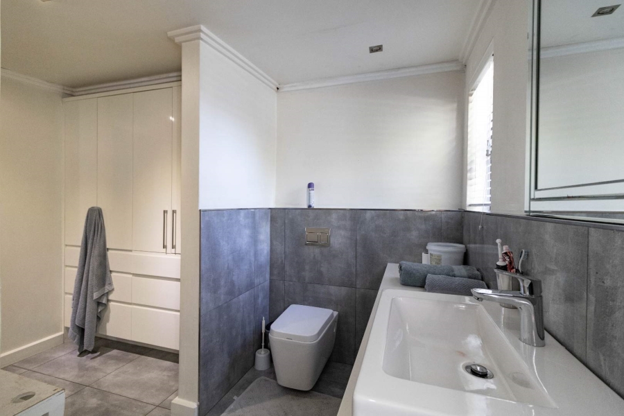 4 Bedroom Property for Sale in Sandbaai Western Cape